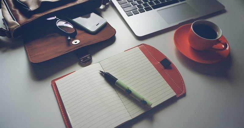 Conseils pratiques pour maman freelance : décider vite quand tout semble prioritaire